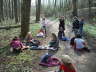 Spontanes Picknick mitten auf dem Waldweg.