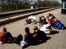 Auf dem warmen Pflaster in der Sonne warten alle auf den Zug.