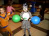 Ein Zebra mit Luftballons. "Brehms Tierleben" muss umgeschrieben werden!!!!